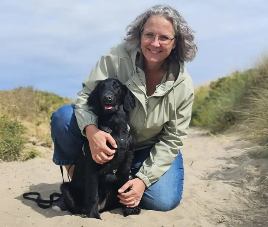 Gastouder Joyce met haar jonge hond in de duinen - Kinderopvang in Rokkeveen Zoetermeer
